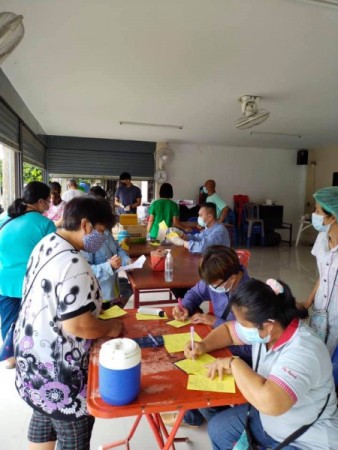งานบริหารงานสาธารณสุข สำนักปลัดเทศบาล ร่วมกับฝ่ายปกครองและ อสม. หมู่ 13 ลงพื้นที่ฉีดวัคซีนป้องกันโรคพิษสุนัขบ้าให้กับสุนัขและแมว ตามโครงการสัตว์ปลอดโรค คนปลอดภัย จากโรคพิษสุนัขบ้า ประจำปีงบประมาณ พ.ศ. 2564 ณ อาคารเอนกประสงค์ฯ วันที่ 11 มิย. 2564 เวลา 09.3