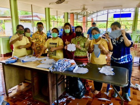 นายกสุพิศ เถียรทิม นายกเทศมนตรีตำบลหนองหารตรวจเยี่ยมการปฏิบัติงานการจัดหน้ากากอนามัย แบบผ้า ตามนโยบายการป้องกันการแพร่ระบาดโรคติดเชื้อไวรัสโคโรน่า 2019 (COVID-19)
