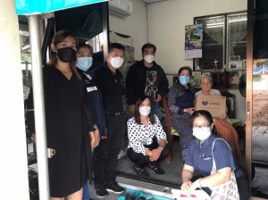 งานสวัสดิการสังคม นำโดยนางสุพิศ เถียรทิม  นายกเทศมนตรีตำบลหนองหาร  คณะผู้บริหาร สมาชิกสภาฯ มอบถุงยังชีพจากสมาคมคนตาบอดไทย ให้แก่ยายคำปัน วิชัยศรี ผู้พิการทางการเห็น บ้านหนองหาร หมู่ที่ 7