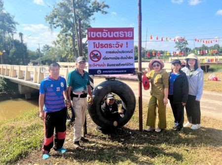 นางสุพิศ เถียรทิม  นายกเทศมนตรีตำบลหนองหาร  มอบหมายให้  นายโชคชัย อินยา รองนายกเทศมนตรีตำบลหนองหาร หัวหน้าสำนักปลัดเทศบาล  งานบริหารงานสาธารณสุข และงานป้องกันและบรรเทาสาธารณภัย  ลงพื้นที่ติดตั้งป้ายประชาสัมพันธ์เตือนระวังการจมน้ำ  พร้อมติดตั้งอุปกรณ์ช่วยล