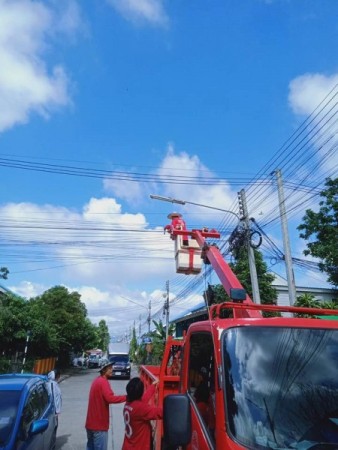 นางสุพิศ เถียรทิม นายกเทศมนตรีตำบลหนองหาร คณะผู้บริหารมอบหมายให้  กองช่างเทศบาลตำบลหนองหาร ลงพื้นที่ขับเคลื่อนนโยบายซ่อมแซมโคมไฟสาธารณะ ในเขตพื้นที่เทศบาลตำบลหนองหาร หมู่ที่ ๑ บ้านเอื้ออาทร และ หมู่ที่ ๑๐ บ้านเกษตรใหม่