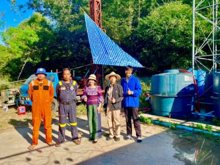ท่านสุพิศ เถียรทิม นายกเทศมนตรีตำบลหนองหาร เข้าตรวจเยี่ยมการขุดเจาะบ่อบาดาล