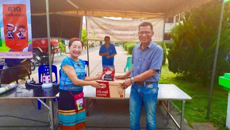 ท่านนายอำเภออดุลย์ ฮวกนิล มาเยี่ยมจุดบริการเทศบาลตำบลหนองหารพร้อมมอบน้ำดื่มและกาแฟ เป็นขวัญกำลังใจให้ทุก ๆ คน