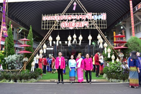 ท่านสุพิศ เถียรทิม นายกเทศมนตรีตำบลหนองหาร คณะผู้บริหาร สมาชิกสภา พนักงาน ลูกจ้าง ร่วมงาน วันสมเด็จย่า ประจำปี ๒๕๖๓