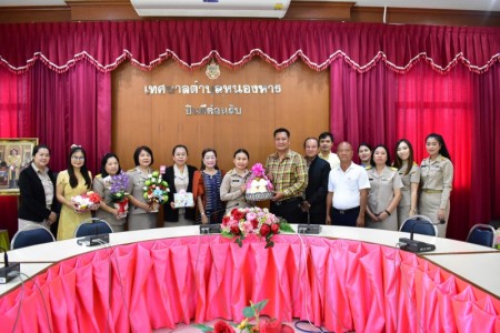 ท่านนายกสุพิศ เถียรทิม นายกเทศมนตรีตำบลหนองหาร ได้ต้อนรับคณะเทศบาลจากตำบลสันพระเนตร