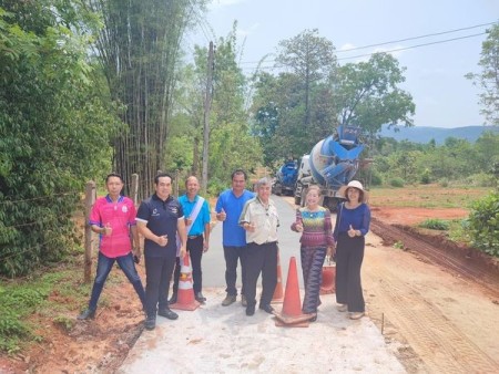 โครงการ ก่อสร้างถนนคอนกรีตเสริมเหล็ก รหัสทางหลวง ท้องถิ่น ชม.ถ.๙๒-๐๐๑๘ สายทางซอยพัฒนา ๒ หมู่ที่ ๑๓ บ้านดอยน้อยพัฒนา ตำบลหนองหาร อำเภอสันทราย จังหวัดเขียงใหม่ ปริมาณงาน กว้าง ๕ เมตร ยาว ๑,๐๐๐ เมตร หนา ๐.๑๕ เมตร หรือมีพื้นที่ไม่น้อยกว่า ๕,๐๐๐ ตารางเมตร (ตาม