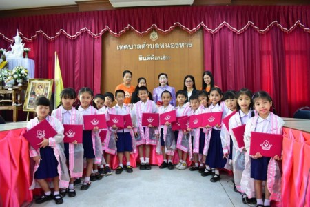 นางสุพิศ เถียรทิม นายกเทศมนตรีตำบลหนองหาร มอบวุฒิบัตรแก่บัณฑิตน้อย ชั้นอนุบาล ๓ ศูนย์พัฒนาเด็กเล็กเทศบาล ตำบลหนองหาร อำเภอสันทราย จังหวัดเชียงใหม่
