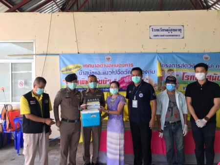 ท่านสุพิศ เถียรทิม นายกเทศมนตรีตำบลหนองหาร ได้มอบหมายให้นายปฎิพัทธ์ สายประเสริฐ หัวหน้าฝ่ายอำนวยการ และเจ้าหน้าที่งานสาธารณสุขฯ ออกให้บริการฉีดวัคซีนป้องกันโรคพิษสุนัขบ้าให้กับสุนัขและแมว ในพื้นที่หมู่ที่ ๑ บ้านแม่เตาไห