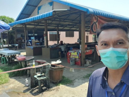 เจ้าหน้าที่สาธารณสุขและสิ่งแวดล้อม และเจ้าหน้าที่กองช่าง เทศบาลตำบลหนองหาร  ลงพื้นที่ตรวจติดตามการปรับปรุงตลาดหนองหาร เพื่อให้ปฏิบัติตามมาตรการป้องกันโควิด-19 วันที่ 22 เมษายน 2564