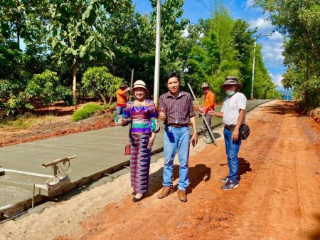 นายกสุพิศ เถียรทิม นายกเทศมนตรีตำบลหนองหาร คณะผู้บริหาร สมาชิกสภาฯ ดำเนินโครงการซ่อมสร้างถนนคอนกรีตเสริมเหล็ก หมู่ที่ ๑๓ บ้านดอยน้อยพัฒนา