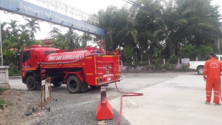 นางสุพิศ เถียรทิม นายกเทศมนตรีตำบลหนองหาร คณะผู้บริหารเทศบาลตำบลหนองหาร  มอบหมายให้  งานป้องกันและบรรเทาสาธารณภัย ลงพื้นที่ขับเคลื่อนนโยบายดำเนินการฉีดล้างทำความสะอาดถนน หมู่ที่ ๑  บ้านเอื้ออาทร และหมู่ที่ ๗ บ้านหนองหาร