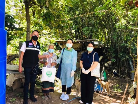 งานสวัสดิการสังคม นำโดย นางสุพิศ เถียรทิม นายกเทศมนตรีตำบลหนองหาร รองนายกโชคชัย อินยา สท.กฤษณะ ปารมี ลงพื้นที่มอบถุงยังชีพที่ได้รับการสนับสนุนจาก พม.จ.เชียงใหม่ ให้แก่ผู้ยากไร้ ผู้ด้อยโอกาส