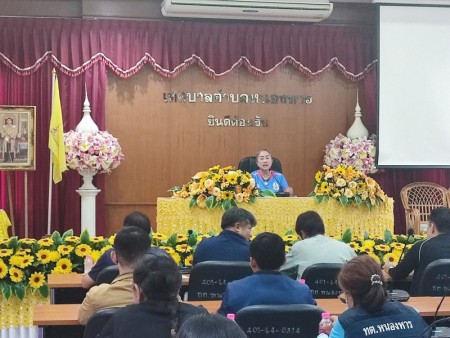 ท่านนายกสุพิศ เถียรทิม นายกเทศมนตรีตำบลหนองหาร ประชุมคณะผู้บริหาร ประธานสภาเทศบาล และสมาชิกสภาเทศบาล พนักงานเทศบาล พนักงานครูเทศบาลลูกจ้างประจำ พนักงานจ้าง พนักงานจ้างเหมา บริการ เพื่อแจ้งนโยบายในการปฏิบัติงานร่วมกัน การชี้แจงข้อราชการต่าง ๆ รวมถึงการติดต