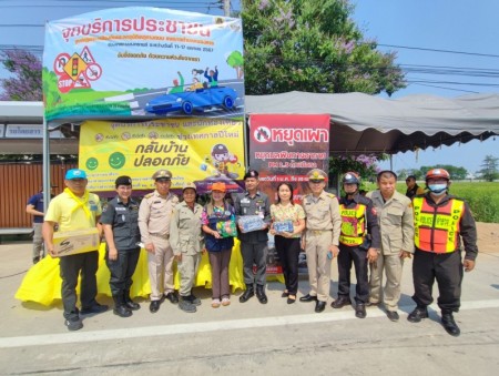 นางสุพิศ เถียรทิม นายกเทศมนตรีตำบลหนองหาร พร้อมด้วยคณะผู้บริหาร สมาชิกสภาเทศบาลตำบลหนองหาร เจ้าหน้าที่พนักงานเทศบาล ร่วมเปิดจุดบริการประชาชนศูนย์ปฏิบัติการป้องกันและลดอุบัติเหตุทางถนนช่วงเทศกาลสงกรานต์ ประจำปี พ.ศ. 2567 ของเทศบาลตำบลหนองหาร ณ บริเวณหน้าหม