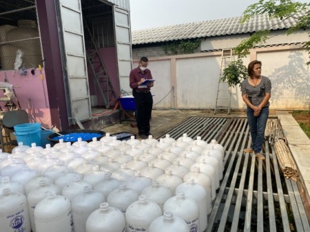 เทศบาลตำบลหนองหาร  ลงพื้นที่ตรวจสอบการขอต่อใบอนุญาตประกอบกิจการที่เป็นอันตรายต่อสุขภาพ  ตามข้อเทศบัญญัติตำบลหนองหาร เรื่อง การควบคุมกิจการที่เป็นอันตรายต่อสุขภาพ พ.ศ. 2553 ประเภทกิจการที่เกี่ยวกับอาหาร เครื่องดื่ม น้ำดื่ม ณ กิจการน้ำดื่มเดอะวัน