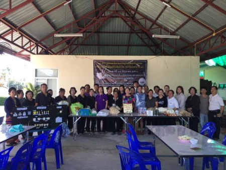 โครงการฝึกอบรมชุมชมพอเพียงตามแนวเศรษฐกิจพอเพียงสำหรับประชาชน(การฝึกอบรมทำดอกไม้จันทน์จากเปลือกข้าวโพด)ประจำปีงบประมาณ พ.ศ.2560