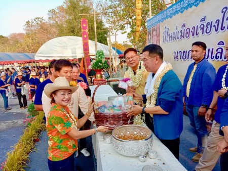 ร่วมพิธีรดน้ำดำหัว ท่านบุญเลิศ บูรณุปกรณ์ นายกองค์การบริหารส่วนจังหวัดเชียงใหม่ นำโดยนายกสุพิศ เถียรทิม คณะผู้บริหาร สมาชิกสภา เจ้าหน้าที่พนักงาน เทศบาลตำบลหนองหาร