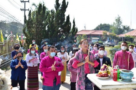 ทำบุญสำนักงานเทศบาลตำบลหนองหาร ประจำปี ๒๕๖๔ นำโดย ท่านสุพิศ เถียรทิม นายกเทศมนตรีตำบลหนองหาร