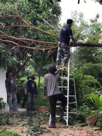 นางสุพิศ เถียรทิม นายกเทศมนตรีตำบลหนองหาร คณะผู้บริหาร สมาชิกสภาฯ มอบหมายให้  กองช่างเทศบาลตำบลหนองหาร นำโดยนายทินน์ สมณะ และนายโชคชัย อินยา รองนายกเทศมนตรีตำบลหนองหาร ลงพื้นที่ขับเคลื่อนอำนวยความสะดวกให้แก่ประชาชน ออกให้ความช่วยเหลือตัดกิ่งไม้ที่หักโค่นล