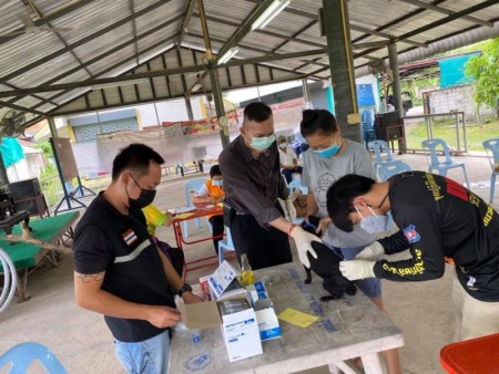 งานบริหารงานสาธารณสุข สำนักปลัดเทศบาล ร่วมกับ อสม.บ้านวิเวก หมู่ 8 ลงพื้นที่ฉีดวัคซีนป้องกันโรคพิษสุนัขบ้าให้กับสุนัขและแมว ตามโครงการสัตว์ปลอดโรค คนปลอดภัย จากโรคพิษสุนัขบ้า ประจำปีงบประมาณ พ.ศ. 2564 ในเขตพื้่นที่ตำบลหนองหาร หมู่ที่ 8 ณ อาคารเอนกประสงค์ฯ