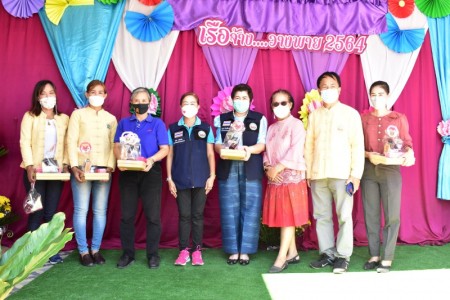 ร่วมมุทิตาจิต เกษียณอายุราชการ  คุณครูประไพศรี และ คุณครูวนิดา โรงเรียนบ้านหนองหาร 