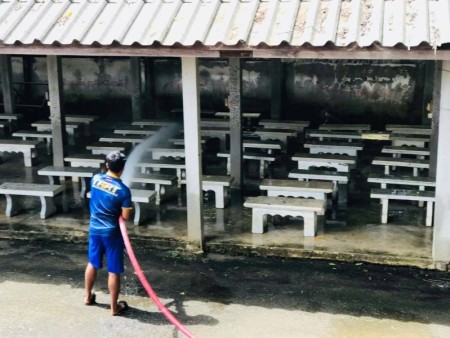 เทศบาลตำบลหนองหาร  ล้างทำความสะอาด ฌาปนสถาน  บ้านหนองหาร หมู่ที่ 7  เพื่ออำนวยความสะดวกให้กับพี่น้องประชาชน