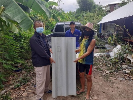 ท่านสุพิศ เถียรทิม นายกเทศมนตรีตำบลหนองหาร ได้มอบหมายให้ สิบเอกอุดม กาติ๊บ เจ้าพนักงานป้องกันฯตำบลหนองหาร และนายปฏิพัทธ์ สายประเสริฐ หัวหน้าฝ่ายอำนวยการ มอบกระเบื้องและแผ่นครอบกระเบื้องให้แก่ นาย อนุลม คำภิรานนท์ หมู่ที่ ๘ บ้านวิเวก