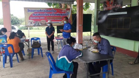 งานบริหารงานสาธารณสุข สำนักปลัดเทศบาล ร่วมกับ อสม.บ้านเกษตรใหม่ หมู่ที่ 10 ลงพื้นที่ฉีดวัคซีนป้องกันโรคพิษสุนัขบ้าให้กับสุนัขและแมว ตามโครงการสัตว์ปลอดโรค คนปลอดภัย จากโรคพิษสุนัขบ้า ประจำปีงบประมาณ พ.ศ. 2564 ในเขตพื้่นที่ตำบลหนองหาร หมู่ที่ 10 ณ อาคารเอน