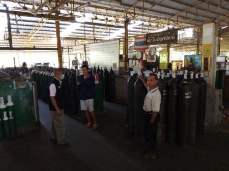 เจ้าหน้าที่สาธารณสุขและสิ่งแวดล้อม และเจ้าหน้าที่ป้องกันและบรรเทาสาธารณภัย      เทศบาลตำบลหนองหาร ร่วมตรวจเยี่ยมติดตามการดำเนินงานกิจการที่เป็นอันตรายต่อสุขภาพ  ณ ห้างหุ้นส่วนจำกัดแม่ปิงออกซิเจน  ในวันที่ 22 ธันวาคม 2563