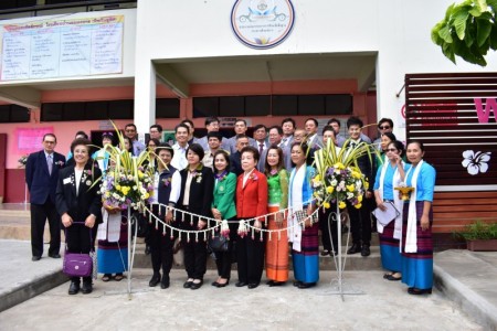 นายกสุพิศ เถียรทิม ร่วมพิธีรับมอบห้องสมุดโรงเรียนและโต๊ะเก้าอี้นักเรียนโรงเรียนบ้านหนองหาร (ทิพวันอุทิศ) จากสโมสรโรตารีจังหวัดเชียงใหม่และสโมสรโรตารีจากประเทศเกาหลีใต้