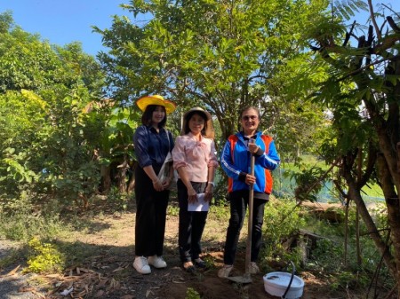 นางสุพิศ เถียรทิม  นายกเทศมนตรีตำบลหนองหาร  มอบหมายให้งานบริหารงานสาธารณสุข และสมาชิกสภาเทศบาลในพื้นที่  แจกถังพร้อมบริการขุดหลุมถังขยะเปียกพื้นที่ส่วนกลาง และบ้านประชาชน  บ้านแม่เตาไห (เอื้ออาทร) หมู่ที่ 1