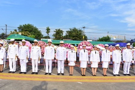 นางสุพิศ เถียรทิม นายกเทศมนตีตำบลหนองหาร คณะผู้บริหาร สมาชิกสภาฯ พนักงาน เข้าร่วมพิธีบำเพ็ญกุศลและพิธีน้อมรำลึกเนื่องในวันคล้ายวันสวรรคตพระบาทสมเด็จพระจุลจอมเกล้าเจ้าอยู่หัว