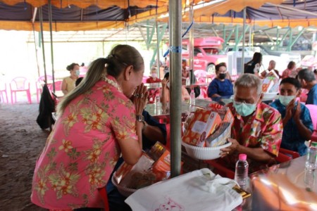 เทศบาลตำบลหนองหาร ดำเนินการจัดทำโครงการอบรมส่งเสริมการมีส่วนร่วม ด้านประเพณี วัฒนธรรมท้องถิ่นสำหรับผู้สูงอายุ ประจำปีงบประมาณ พ.ศ.2567 โดยมีวัตถุประสงค์เพื่อส่งเสริมสนับสนุนและอนุรักษ์ประเพณีและวัฒนธรรมท้องถิ่น มีกิจกรรมรดน้ำขอพรดำหัวผู้สูงอายุ , การประกว