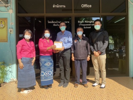เจ้าหน้าที่สาธารณสุขและสิ่งแวดล้อมและเจ้าหน้าที่ป้องกันและบรรเทาสาธารณภัยเป็นตัวแทนมอบเจลอนามัยล้างมือ เพื่อรณรงค์ป้องกันการแพร่ระบาดของไวรัสโควิด-19