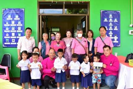 ท่านนายกสุพิศ เถียรทิม นายกเทศมนตรีตำบลหนองหาร พร้อมคณะผู้บริหาร สมาชิกสภาฯ พนักงานเทศบาล มอบทุนสนับสนุนการศึกษาให้แก่นักเรียนโรงเรียนบ้านหนองหาร (ทิพวันอุทิศ) จำนวน ๘ ทุนการศึกษา และศูนย์พัฒนาเด็กเล็กเทศบาลตำบลหนองหาร จำนวน ๖ ทุนการศึกษา จากกองทุนเจ้าหญิ