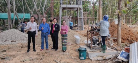 ท่านนายกสุพิศ เถียรทิม นายกเทศมนตรีตำบลหนองหาร คณะผู้บริหาร สมาชิกสภาฯ ออกตรวจสถานที่ก่อสร้างประปาหมู่บ้าน หมู่ที่ 10 บ้านเกษตรใหม่