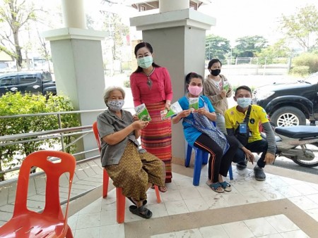 นายกสุพิศ เถียรทิม ร่วมกับสมาชิกสภาเทศบาลตำบลหนองหาร เขต 1 และเขต 2 และท่านสมคิด แข็งแรง ผู้ใหญ่บ้านหมู่ที่ 1 บ้านแม่เตาไห ลงพื้นที่เยี่ยมเยียนราษฎรผู้พักอาศัยในโครงการเคหะชุมชนเอื้ออาทรเชียงใหม่(หนองหาร) พร้อมดำเนินการมอบเมล็ดพันธุ์ผักสวนครัว