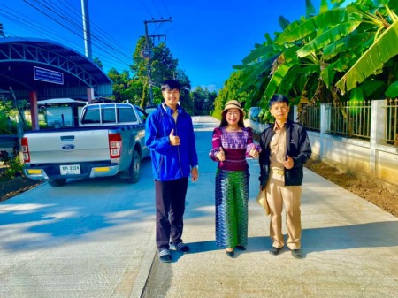 นายกสุพิศ เถียรทิม นายกเทศมนตรีตำบลหนองหาร คณะผู้บริหาร สมาชิกสภาฯ ดำเนินงานตามโครงการซ่อมสร้างถนนคอนกรีตเสริมเหล็ก หมู่ที่ ๑๐