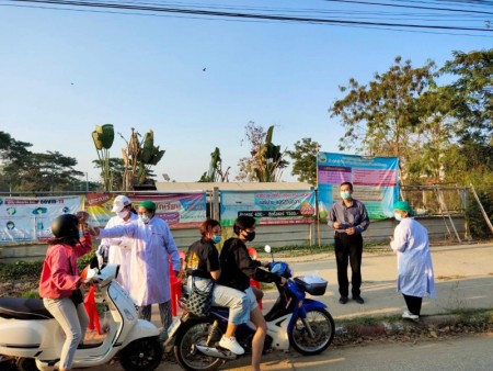 เจ้าหน้าที่กู้ชีพ งานสาธารณสุขและสิ่งแวดล้อม เทศบาลตำบลหนองหาร  พร้อมอุปกรณ์และอุปกรณ์ฆ่าเชื้อ ร่วมบูรณาการตรวจคัดกรองโรคติดเชื้อไวรัสโคโรนา 2019