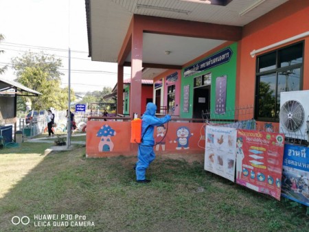 เจ้าหน้าที่สาธารณสุขและสิ่งแวดล้อม เทศบาลตำบลหนองหาร ลงพื้นที่พ่นยาป้องกันการแพร่ระบาดโรคมือเท้าปาก