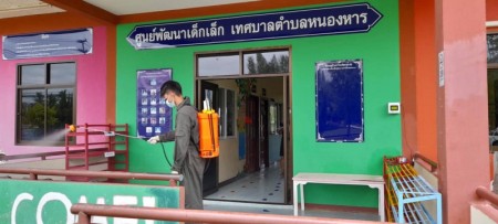 งานบริหารงานสาธารณสุข สำนักปลัดเทศบาล ลงพื้นที่ฉีดพ่นเคมีภัณฑ์เพื่อป้องกันโรคติดเชื้อไวรัสโคโรนา 2019 ณ ศูนย์พัฒนาเด็กเล็ก เทศบาลตำบลหนองหาร เพื่อเตรียมความพร้อมก่อนเปิดเรียนของเด็กเล็ก วันที่ 11 มิย. 2564 เวลาประมาณ 15.00 น.