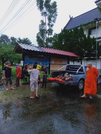 นางสุพิศ เถียรทิม นายกเทศมนตรีตำบลหนองหาร คณะผู้บริหาร สมาชิกสภาฯ มอบหมายให้  กองช่างเทศบาลตำบลหนองหาร นำโดยนายทินน์ สมณะ ลงพื้นที่ขับเคลื่อนอำนวยความสะดวกให้แก่ประชาชน ออกให้ความช่วยเหลือตัดกิ่งไม้ที่หักโค่น บริเวณวัดวิเวกวนาราม หมู่ที่ ๘ บ้านวิเวก ตำบลห