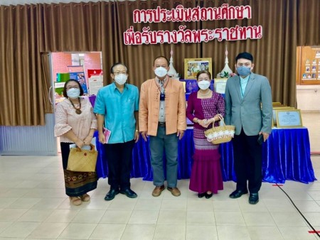 นางสุพิศ เถียรทิม นายกเทศมนตรีตำบลหนองหาร ร่วมประเมินโรงเรียนศรีสังวาล เพื่อรับรางวัลพระราชทาน