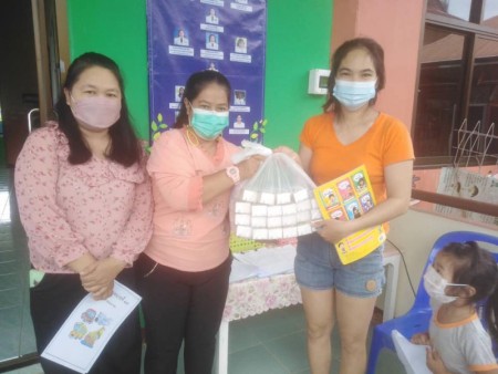 ระหว่างวันที่ 8-9 กันยายน 2564 นางสุพิศ เถียรทิม นายกเทศมนตรีตำบลหนองหาร มอบหมายให้คณะครู ศูนย์พัฒนาเด็กเล็กเทศบาลตำบลหนองหาร ดำเนินการจ่ายเงินค่าอาหารกลางวัน อาหารเสริม(นม) สำหรับเด็กนักเรียน ในช่วงสถานการณ์การแพร่ระบาดของโรคติดต่อ (Covid -19 )ประจำเดือน