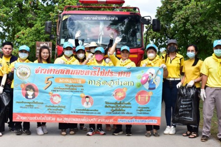 เทศบาลตำบลหนองหาร นำโดย นางสุพิศ เถียรทิม นายกเทศมนตรีตำบลหนองหาร คณะผู้บริหาร สมาชิกสภาฯ พนักงานเทศบาล จัดโครงการจิตอาสาหน่วยพระราชทานและประชาชนจิตอาสา เราทำความดี ด้วยหัวใจ จิตอาสาพัฒนาสิ่งแวดล้อม