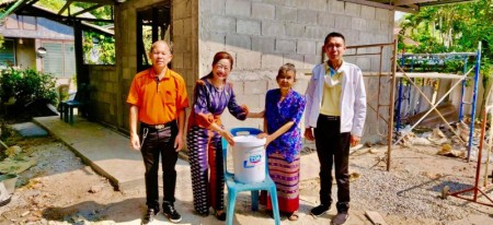 ท่านสุพิศ เถียรทิม นายกเทศมนตรีตำบลหนองหาร คณะผู้บริหาร สมาชิกสภาเทศบาลตำบลหนองหารมอบสีทาบ้าน TOA สีครีม จำนวน 18 ลิตร สำหรับก่อสร้างบ้านให้ครัวเรือนของนางมาลี เกษมสันต์